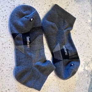 Feetures Athletic Socks, Medium